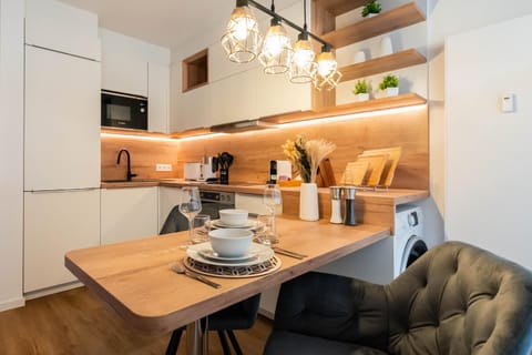 Coffee/tea facilities, Kitchen or kitchenette, Food and drinks, Seating area, Dining area, Food, stove, toaster