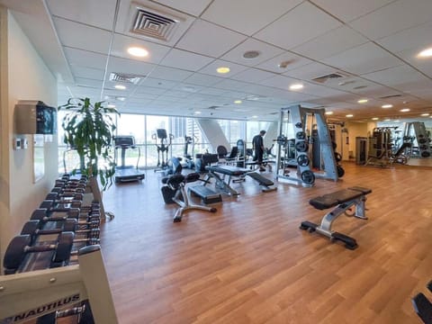 Free housekeeping visits during your stay - StayShort - Stylish 3BR Marina Home with Generous Space Apartment in Dubai