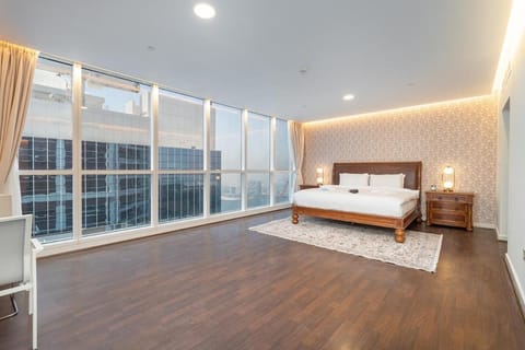 Free housekeeping visits during your stay - StayShort - Stylish 3BR Marina Home with Generous Space Apartment in Dubai