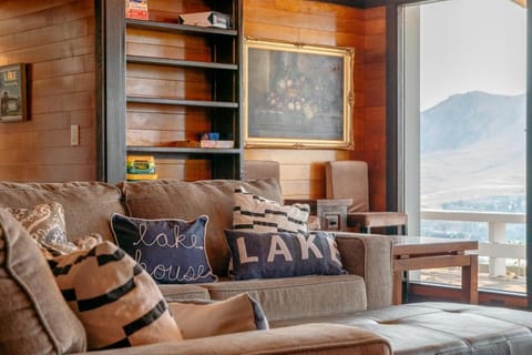 Sunny Retreat-Lake views,HotTub,BBQ,firepit,EV Villa in Chelan (In Town)