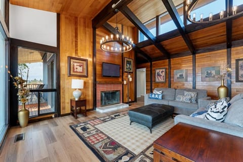 Sunny Retreat-Lake views,HotTub,BBQ,firepit,EV Villa in Chelan (In Town)