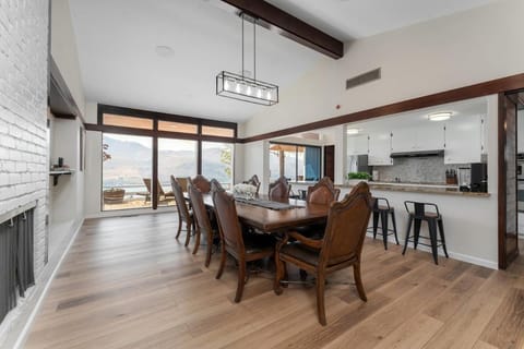 Sunny Retreat-Lake views,HotTub,BBQ,firepit,EV Villa in Chelan (In Town)