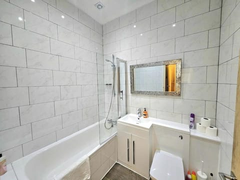 Bathroom, Bath, towels