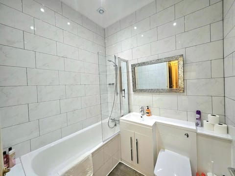 Shower, Bathroom, Bath, towels