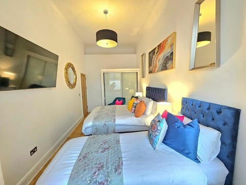 Bed, TV and multimedia, Photo of the whole room, Seating area, Bedroom