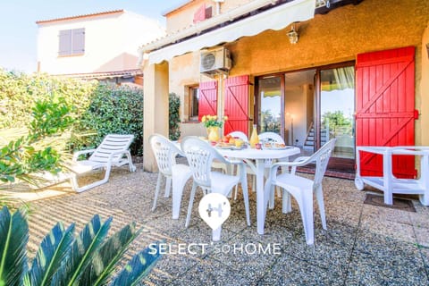 Property building, Patio, Spring, Day, Garden, View (from property/room), Balcony/Terrace, Dining area, Garden view