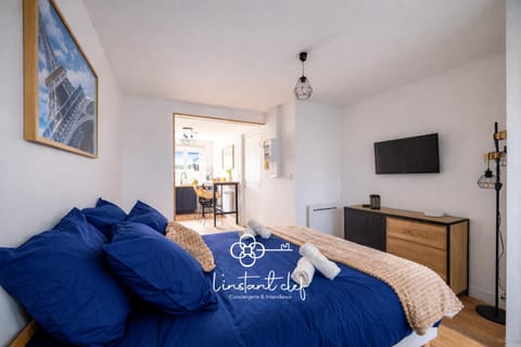 Property building, Bed, TV and multimedia, Photo of the whole room, Bedroom, towels