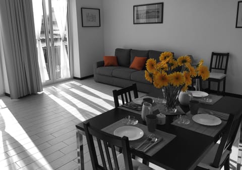 Living room, Photo of the whole room, Seating area, Dining area