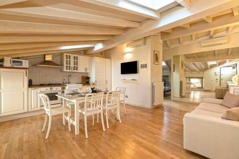TV and multimedia, Kitchen or kitchenette, Living room, Dining area, oven, stove