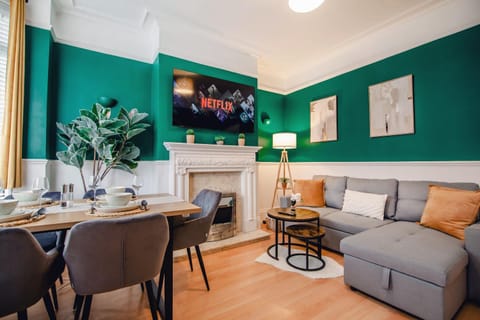 TV and multimedia, Living room, Seating area, Dining area