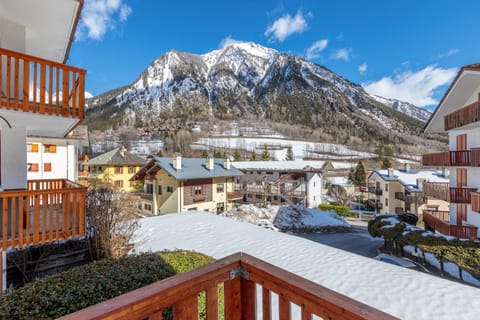 Property building, Nearby landmark, Spring, Day, Natural landscape, Winter, Mountain view, Parking