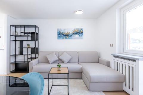 Bed, Living room, Photo of the whole room, Seating area