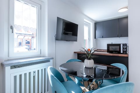 TV and multimedia, Kitchen or kitchenette, Living room, Seating area, Dining area, stove