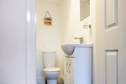 Large property, sleeps 8, Free Parking & Next to Alton Towers Apartment in Newcastle-under-Lyme