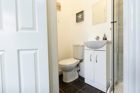 Large property, sleeps 8, Free Parking & Next to Alton Towers Apartment in Newcastle-under-Lyme