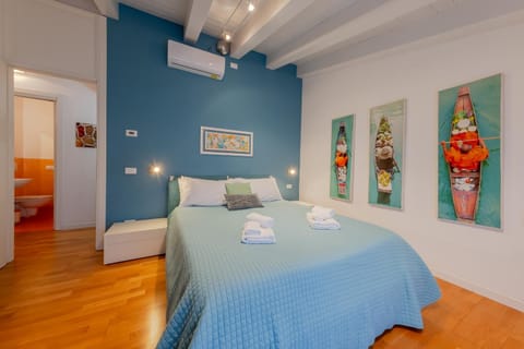 Bed, Photo of the whole room, Bedroom, air conditioner