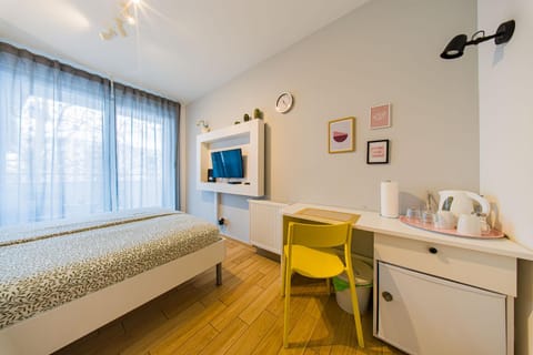Bed, TV and multimedia, Coffee/tea facilities, Seating area, Bedroom