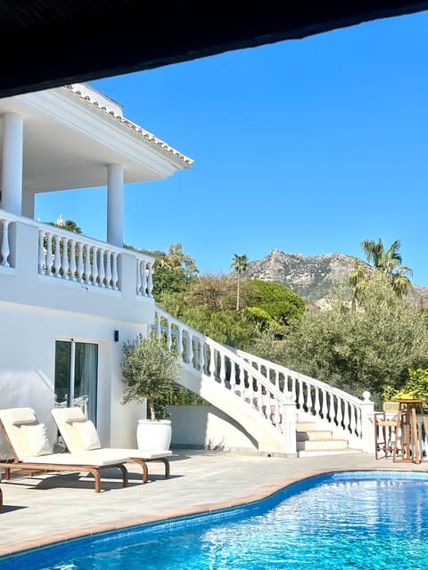 Property building, Balcony/Terrace, Pool view, Swimming pool, sunbed