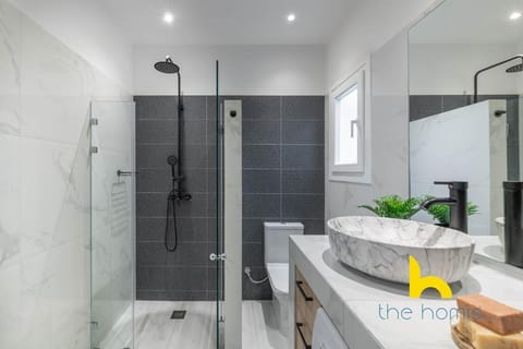 Sunny Athenian Oasis Spacious Family Haven! Apartment in Kallithea