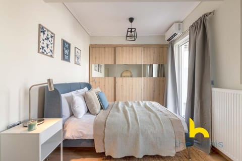 Sunny Athenian Oasis Spacious Family Haven! Apartment in Kallithea