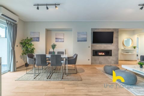 Sunny Athenian Oasis Spacious Family Haven! Apartment in Kallithea