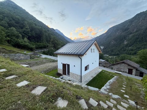 Property building, Natural landscape, Garden, Garden view, Landmark view, Mountain view, Sunset