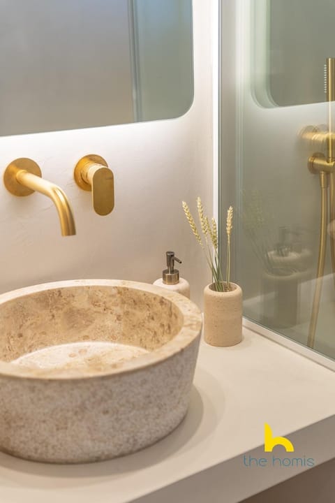 Eagle's Nest Athens Oasis with Culture & Views! Apartment in Kallithea