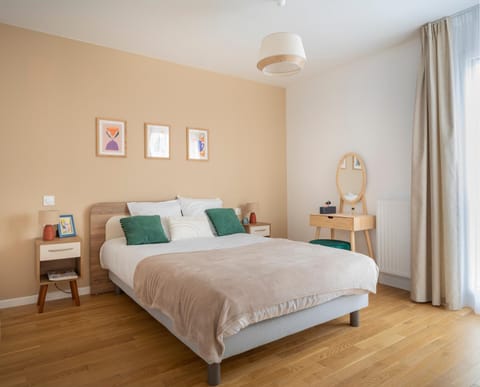 Bed, Photo of the whole room, Bedroom