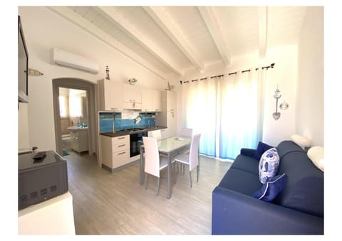 Kitchen or kitchenette, Seating area, Dining area