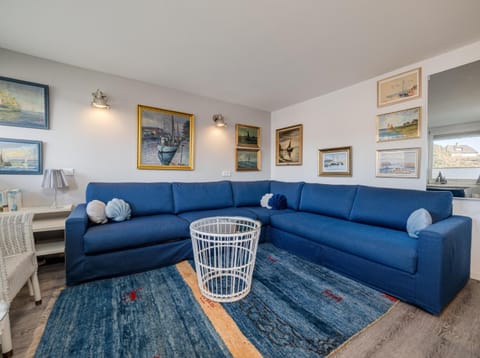 Living room, Photo of the whole room