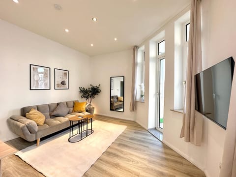 TV and multimedia, Living room, Seating area, Evening entertainment