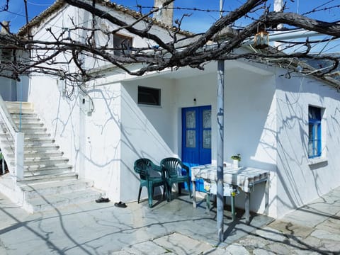 Property building, Patio, Day, Balcony/Terrace, Dining area