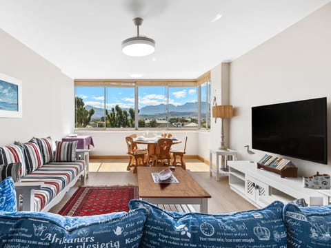 Communal lounge/ TV room, TV and multimedia, Living room, Seating area, Evening entertainment