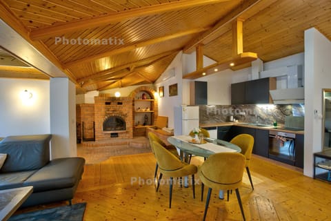 Communal lounge/ TV room, TV and multimedia, Kitchen or kitchenette, Living room, Dining area, oven, stove, toaster