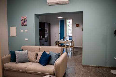 TV and multimedia, Living room, Seating area, Dining area, air conditioner