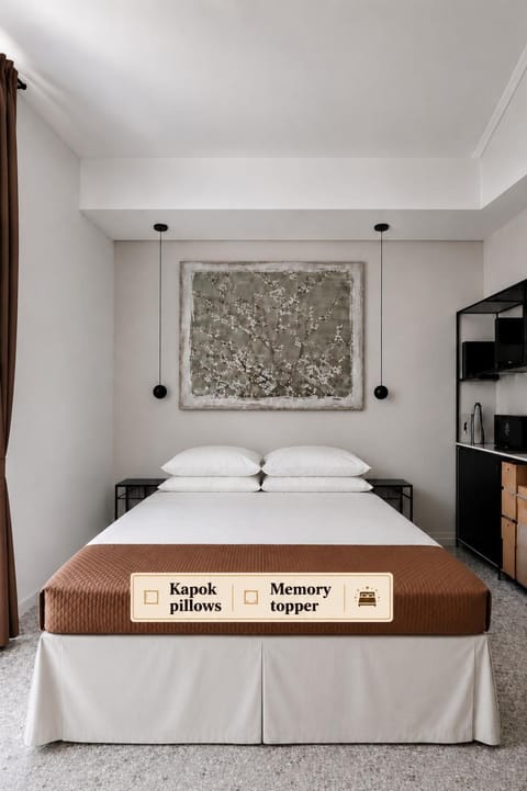 Bedroom, Text overlay