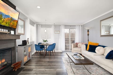 Cozy Ski-View Retreat sleeps 5 in Gatlinburg Apartment in Gatlinburg