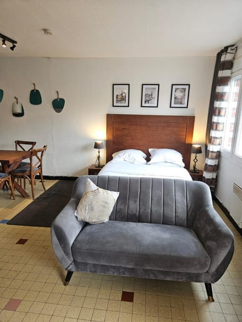 Bed, Living room, Photo of the whole room, Seating area, Bedroom