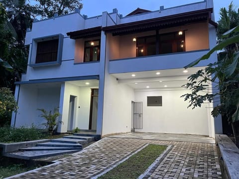 Property building, Facade/entrance, Garden, Parking