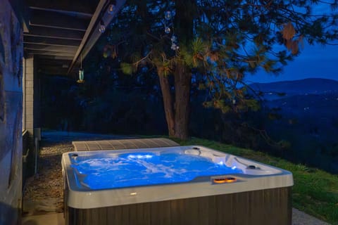 New! Stunning views Hot tub 19mi to Yosemite House in Ahwahnee