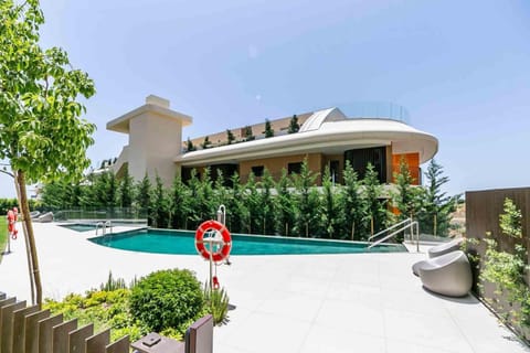 Property building, Swimming pool, sunbed