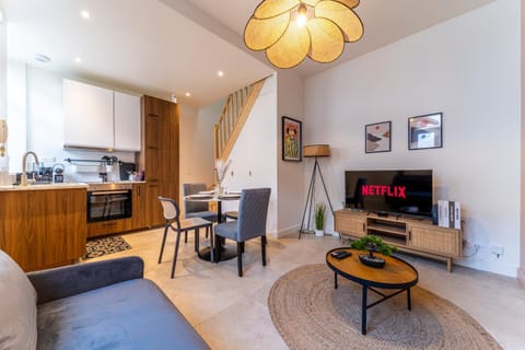 TV and multimedia, Kitchen or kitchenette, Seating area