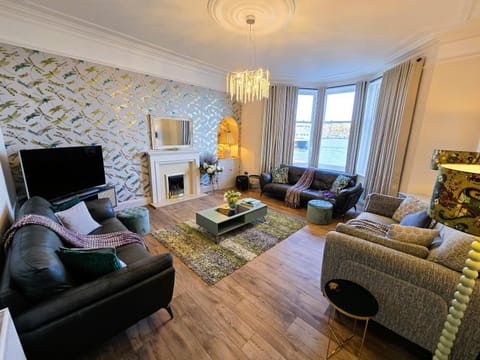 Communal lounge/ TV room, TV and multimedia, Living room, Seating area, Sea view