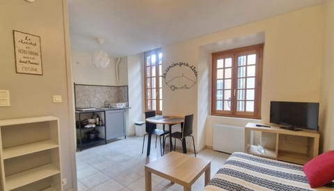 TV and multimedia, Kitchen or kitchenette, Living room, Dining area