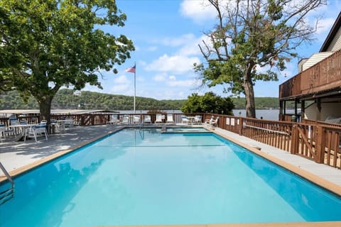 Lakefront Bungalow Near Margaritaville House in Lake of the Ozarks