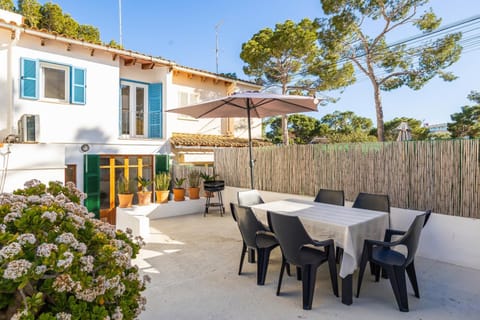 Property building, Balcony/Terrace, Living room