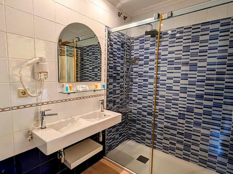 Shower, Restaurant/places to eat, Spring, Winter, Summer, Children play ground, Garden, Bathroom, Beach, Tennis court, Hiking, Autumn, Food, Swimming pool, Sports, Meals, Breakfast, Dinner, children, children, young children, young children, older children, older children, group of guests, group of guests, Family, Family, Parking, heating, internet, internet, pet friendly, pet friendly, air conditioner