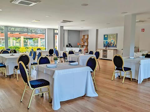 Restaurant/places to eat, Spring, Winter, Summer, Children play ground, Garden, Banquet/Function facilities, Beach, Tennis court, Hiking, Autumn, Food, Swimming pool, Sports, Meals, Breakfast, Dinner, children, children, young children, young children, older children, older children, group of guests, group of guests, Family, Family, Parking, heating, heating, internet, internet, pet friendly, pet friendly, wedding, air conditioner, air conditioner