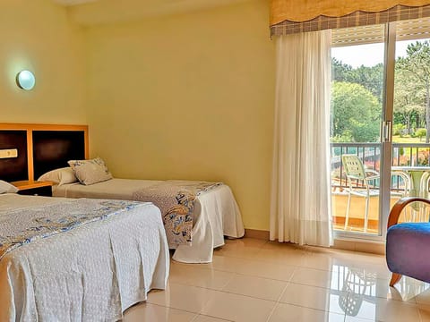 Restaurant/places to eat, Spring, Bed, Winter, Summer, Children play ground, Garden, Balcony/Terrace, Photo of the whole room, Beach, Tennis court, Hiking, Bedroom, Autumn, Food, Garden view, Pool view, Swimming pool, Sports, Meals, Breakfast, Dinner, children, children, young children, young children, older children, older children, group of guests, group of guests, Family, Family, Parking, heating, internet, internet, pet friendly, pet friendly, air conditioner