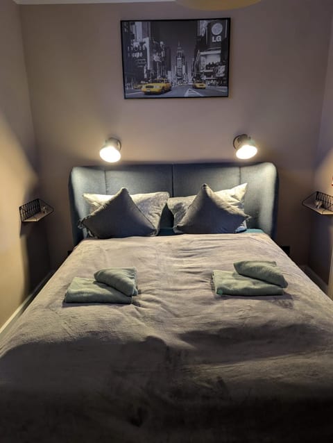 Bed, Bedroom, towels